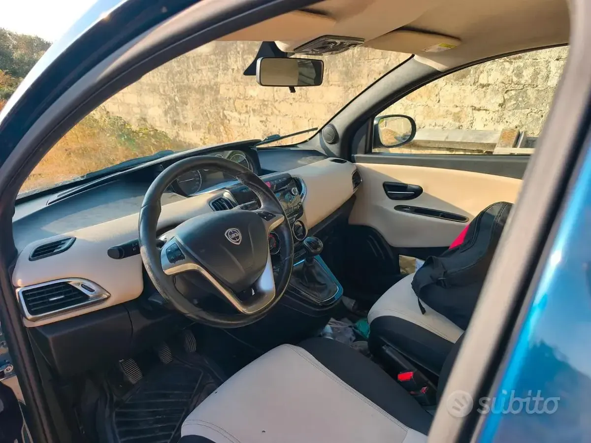 Usata Lancia Ypsilon 95 CV (69 kW) 2015 Bluazzurro Utilitaria