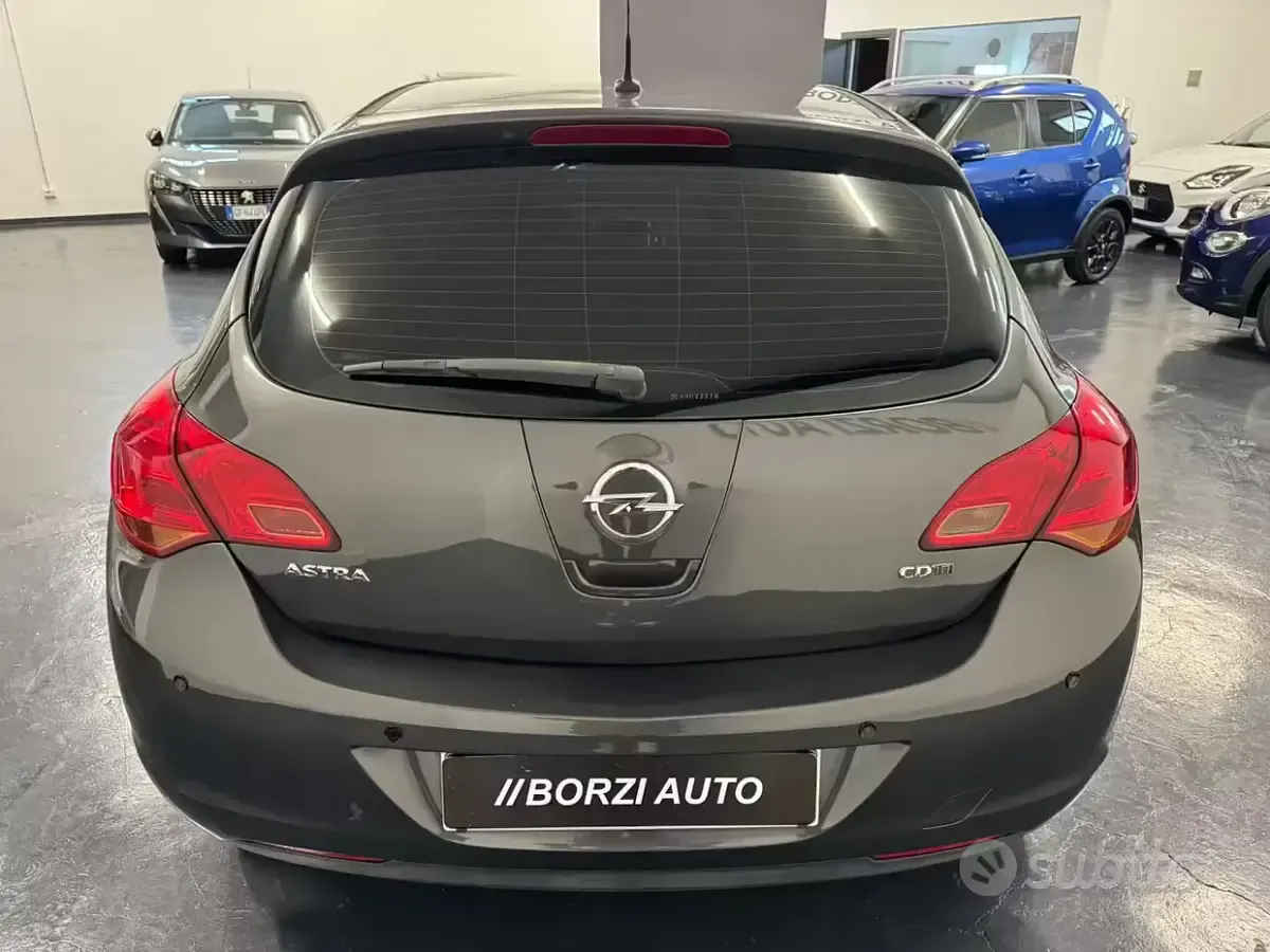 Usata Opel Astra Cosmo 125 CV (91 kW) 2010 Grigio Berlina