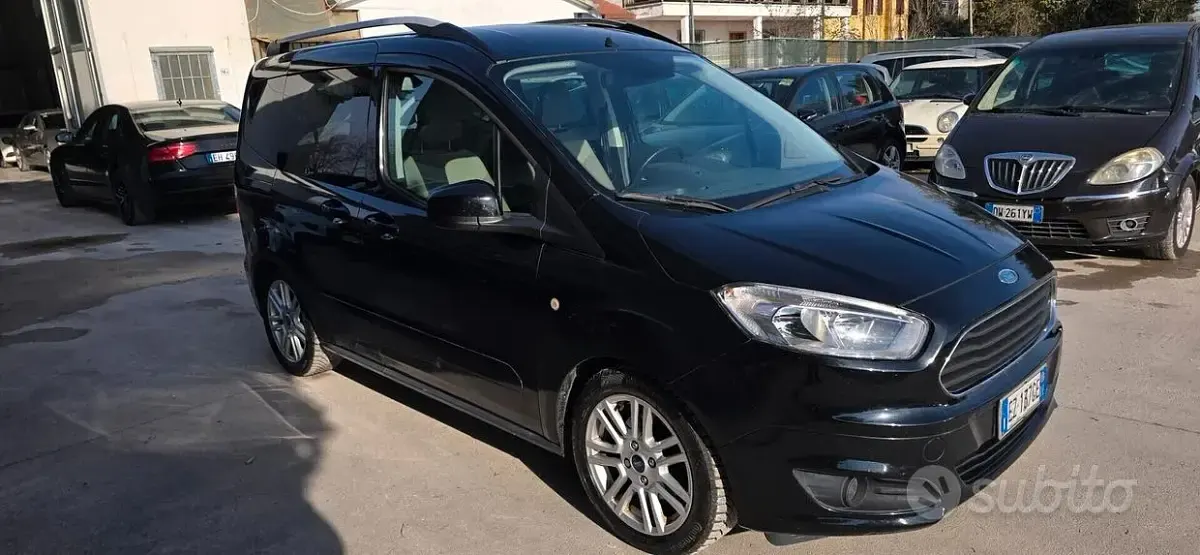 Begagnad Ford Tourneo Courier Titanium 95 HK (69 kW) 2015 Svart Minibuss