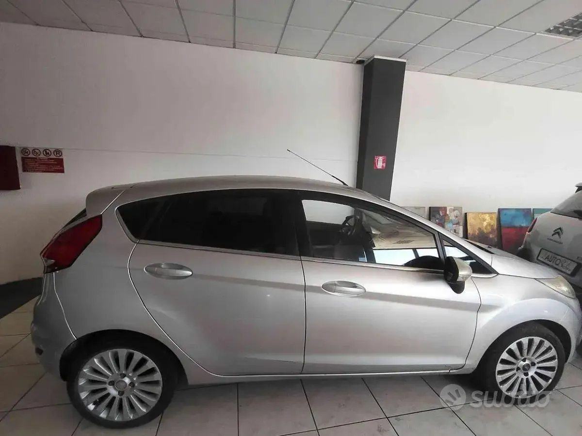 Usata Ford Fiesta 97 CV (71 kW) 2009 Grigio Berlina