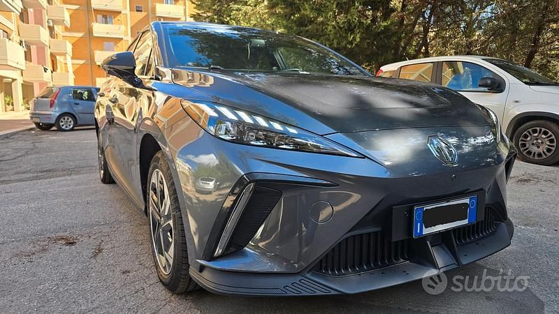 Usata MG MG4 EV 150 kW (204 CV) 2023 Grigio Utilitaria