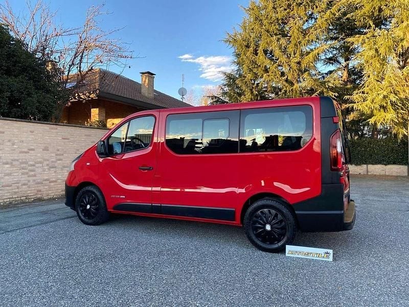 Usata Opel Vivaro 125 CV (91 kW) 2015 Rosso Monovolume