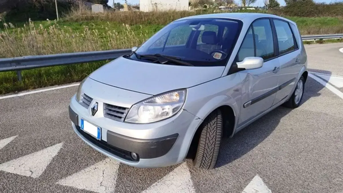 Usata Renault Scenic E-Tech Dynamique 101 CV (74 kW) 2004 Argento Monovolume
