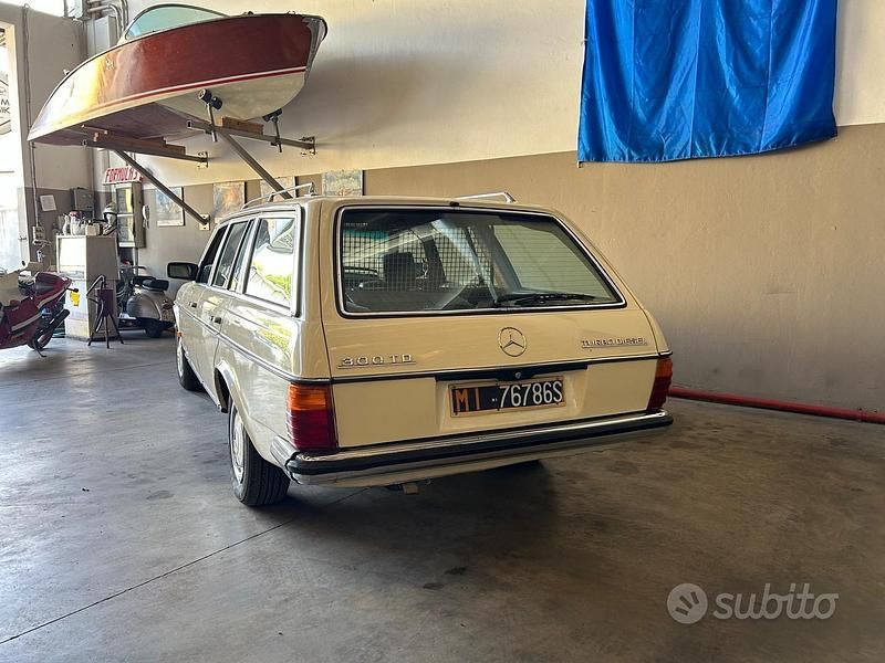 Usata Mercedes 300 125 CV (91 kW) 1984 Beige Station wagon