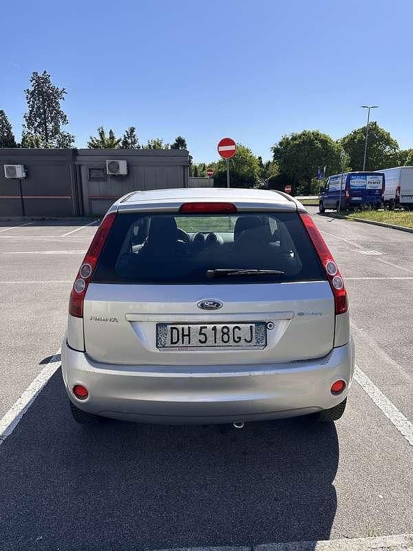 Begagnad Ford Fiesta 68 HK (50 kW) 2007 Silver Halvkombi