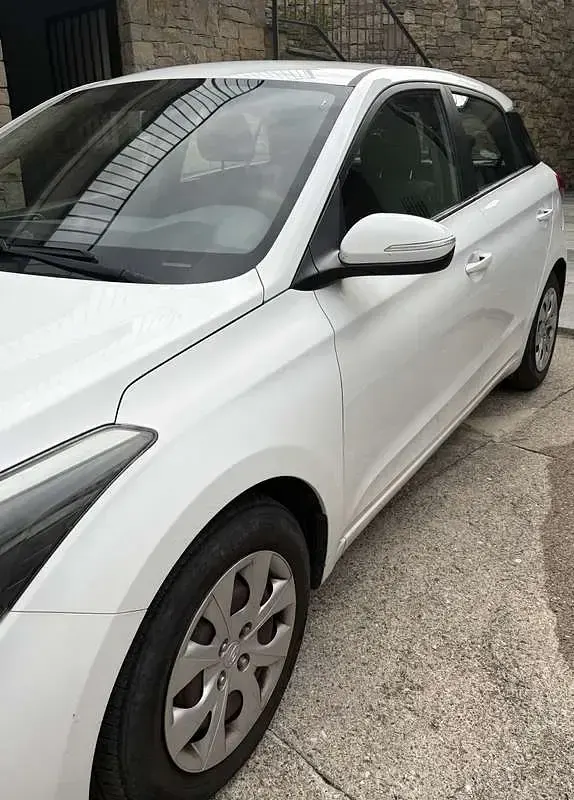 Usata Hyundai i20 Comfort 85 CV (62 kW) 2016 Bianco Utilitaria