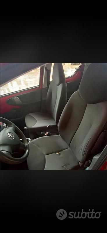 Usata Toyota Aygo 67 CV (49 kW) 2007 Rosso Utilitaria