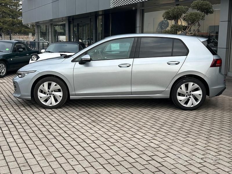 Usata VW Golf VIII Life 150 CV (110 kW) 2024 Grigio Berlina