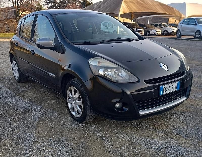 Nero Usata 2011 Renault Clio II Dynamique Berlina | 3700 € (Buon prezzo) - Immagine 1/4