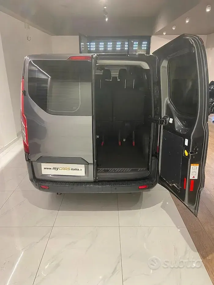 Usata Ford Tourneo Custom Trend 131 CV (96 kW) 2017 Grigio Furgone
