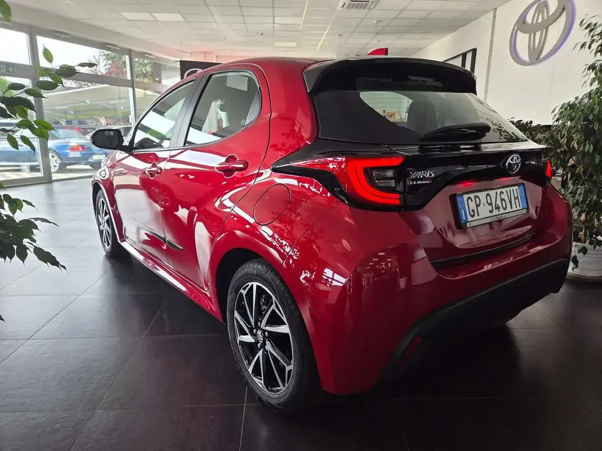 Usata Toyota Yaris Hybrid Trend 92 CV (67 kW) 2023 Emotional red pearl Berlina