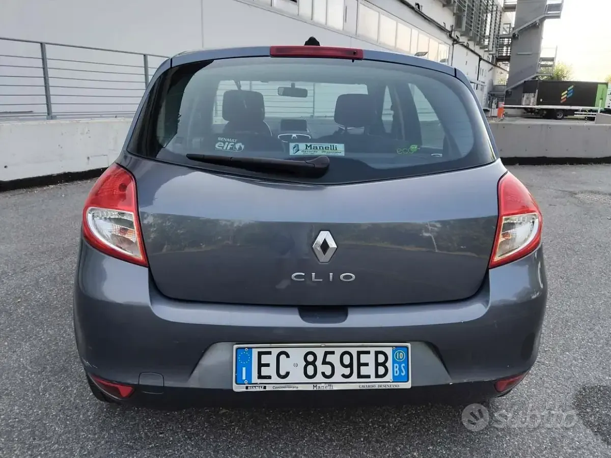 Usata Renault Clio II 72 CV (52 kW) 2010 Grigio Berlina