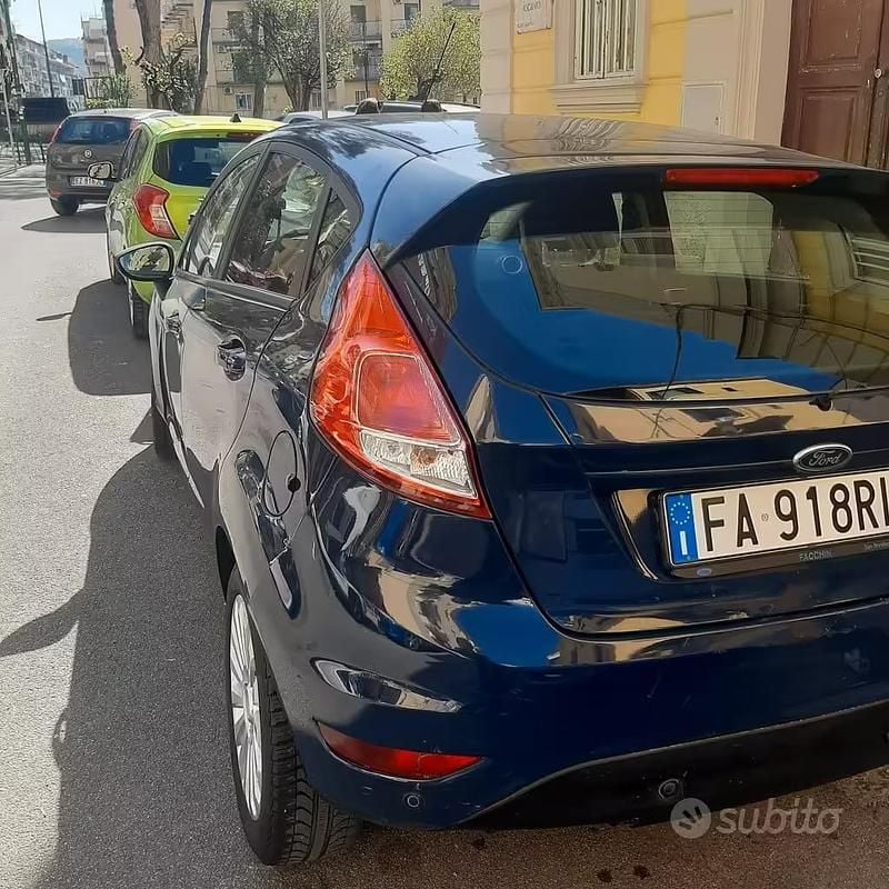 Usata Ford Fiesta 92 CV (67 kW) 2015 Blu Berlina