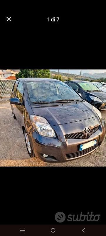 Usata Toyota Yaris 90 CV (66 kW) 2010 Grigio Utilitaria