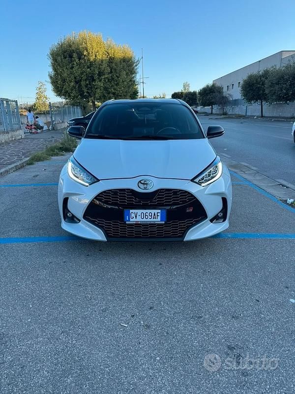 Usata 2024 Toyota Yaris Hybrid Sport Due volumi | 25.000 € (Buon prezzo) - Immagine 1/4