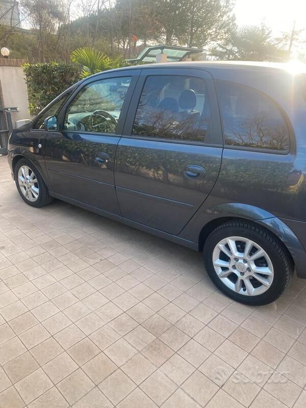 Grigio Usata 2007 Opel Meriva Monovolume | 1500 € (Buon prezzo) - Immagine 1/4