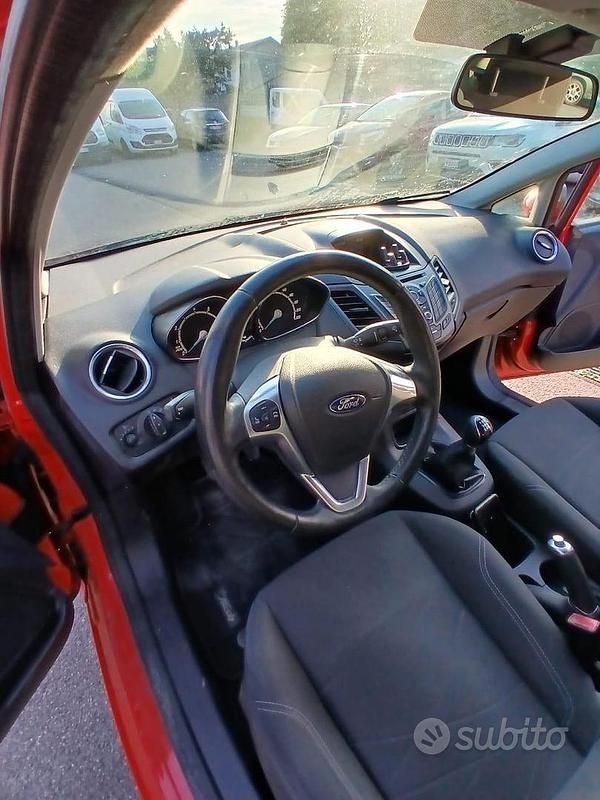 Usata Ford Fiesta 100 CV (73 kW) 2016 Rosso Berlina