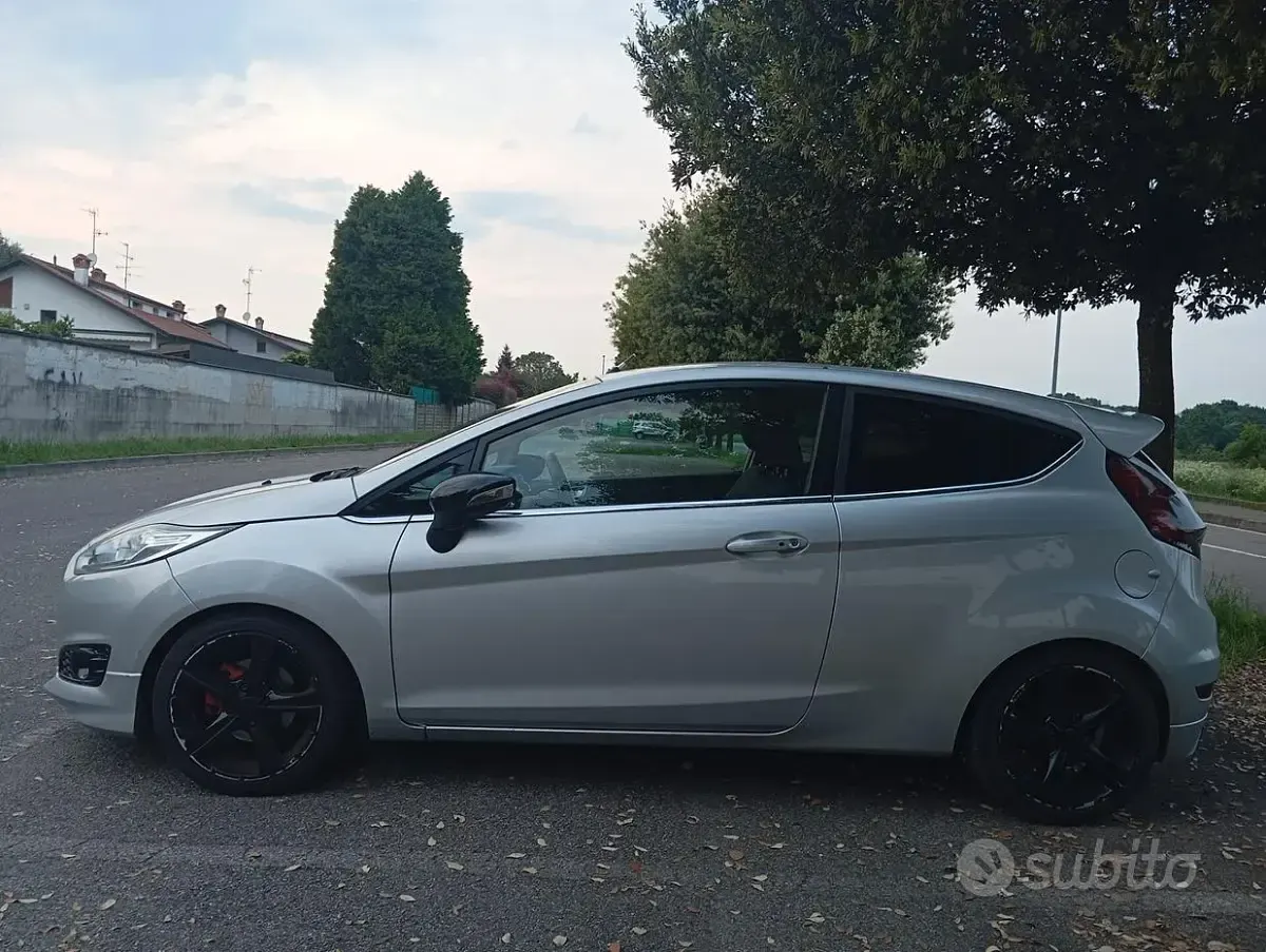 Usata Ford Fiesta Titanium 92 CV (67 kW) 2013 Grigio Berlina