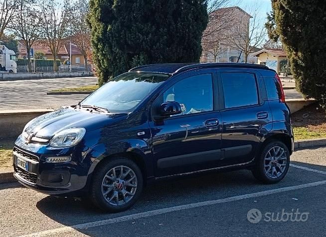 Usata Fiat Panda Lounge 69 CV (50 kW) 2020 Blu Berlina