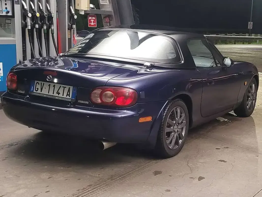 Usata Mazda MX5 110 CV (80 kW) 2003 Blu/azzurro Cabrio