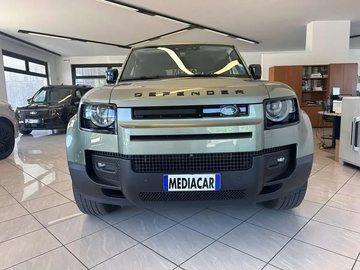 Usata Land Rover Defender SE 200 CV (147 kW) 2024 Verde SUV