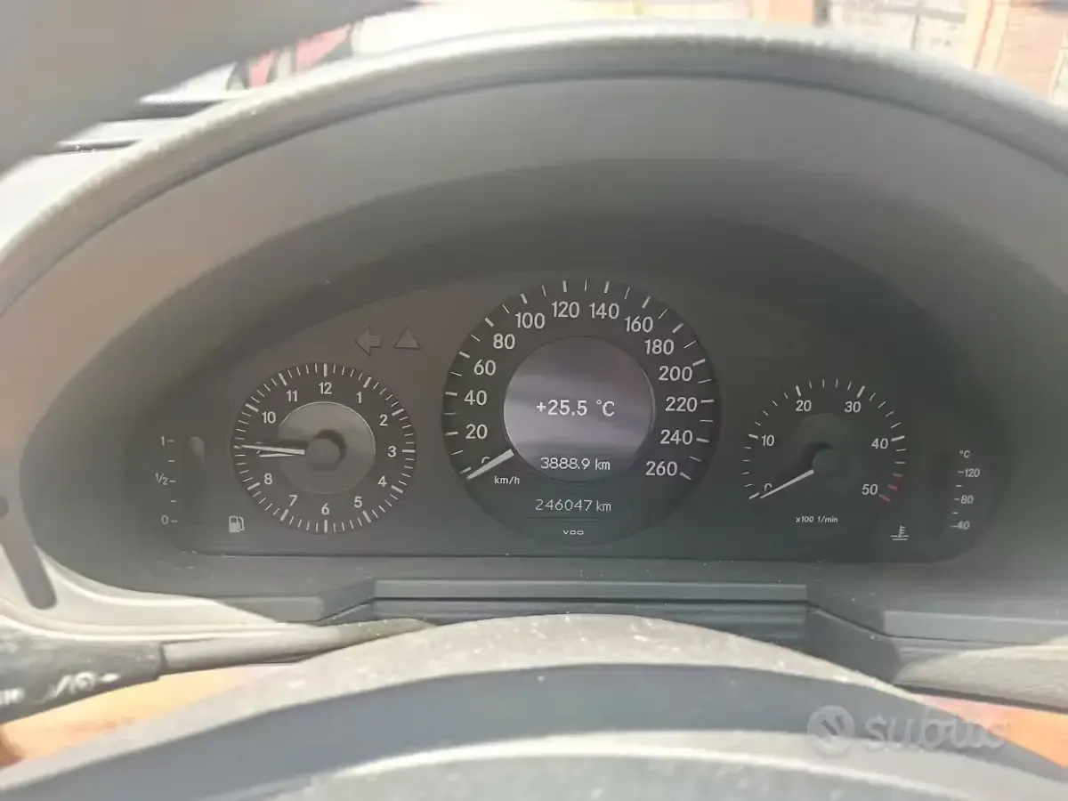 Usata Mercedes E220 150 CV (110 kW) 2004 Grigio Berlina
