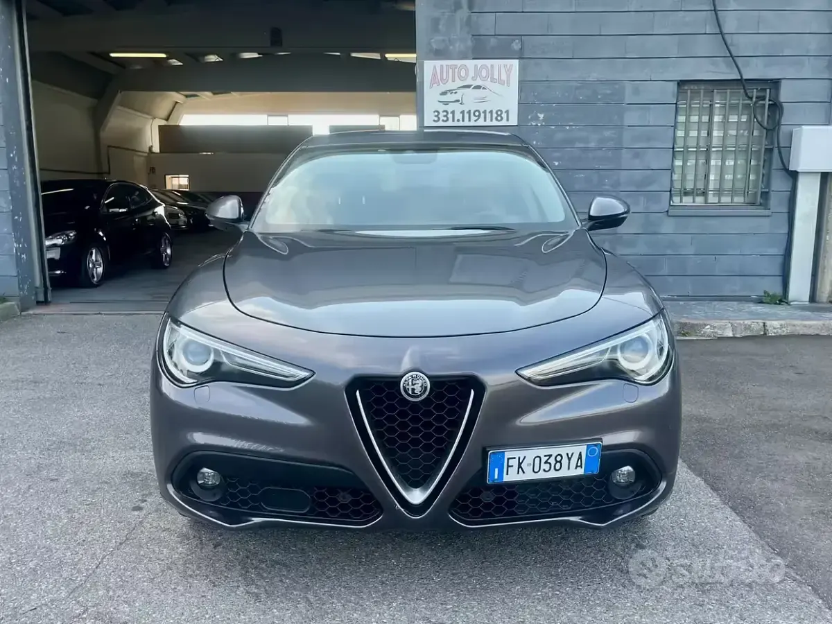 Usata Alfa Romeo Stelvio Executive 179 CV (131 kW) 2017 Grigio SUV