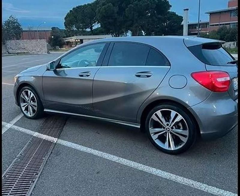 Grigio Usata 2014 Mercedes A180 Executive Tre volumi | 9500 € (Buon prezzo) - Immagine 1/4