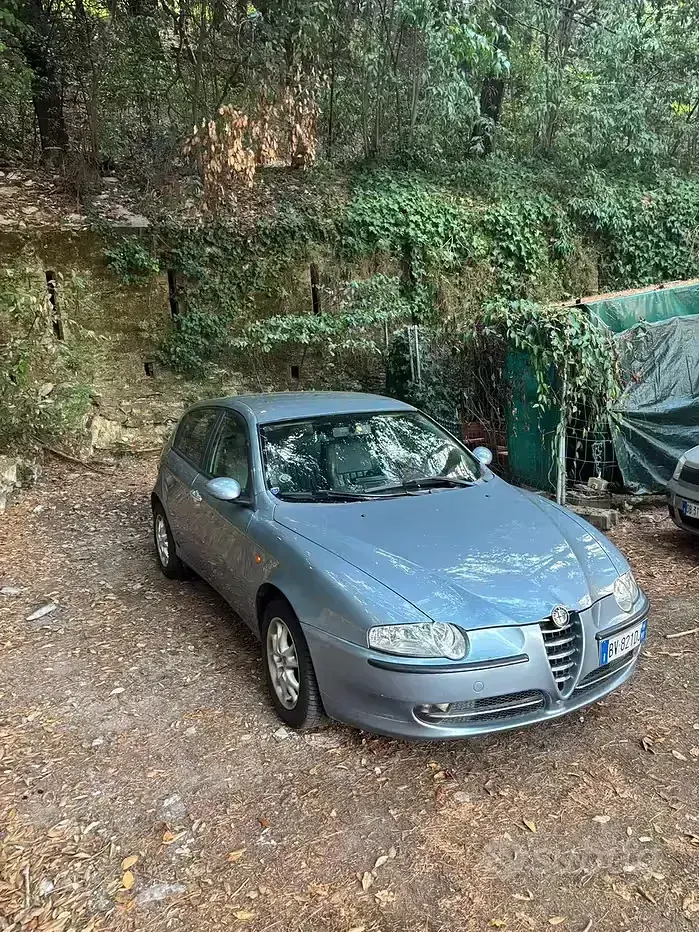 Usata Alfa Romeo 147 120 CV (88 kW) 2001 Bluazzurro Utilitaria