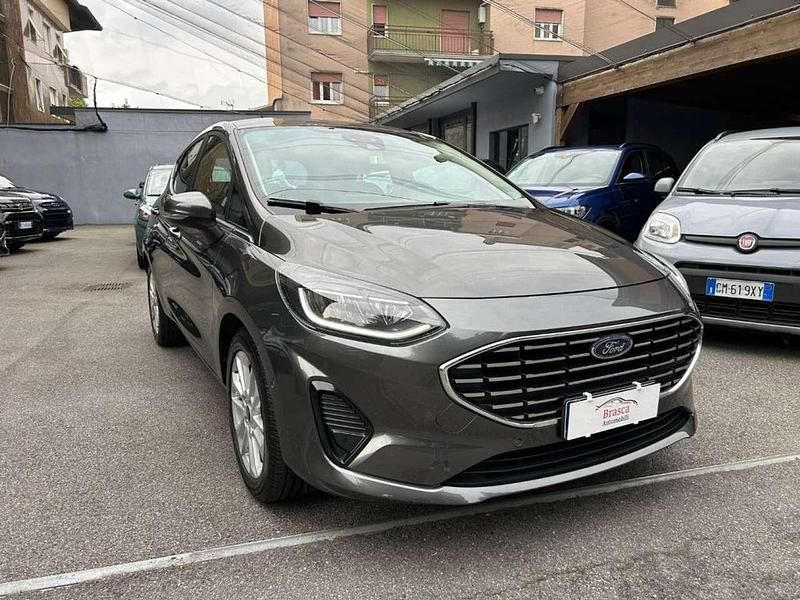 Grigio Usata 2023 Ford Fiesta Titanium Due volumi | 13.190 € (Ottimo prezzo) - Immagine 1/4