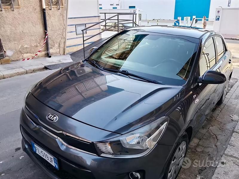 Usado Kia Rio 84 HP (61 kW) 2017 Cinzento Citadino