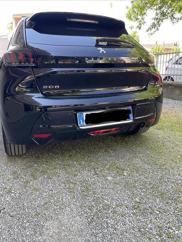 Usata Peugeot 208 82 CV (60 kW) 2022 Nero Utilitaria