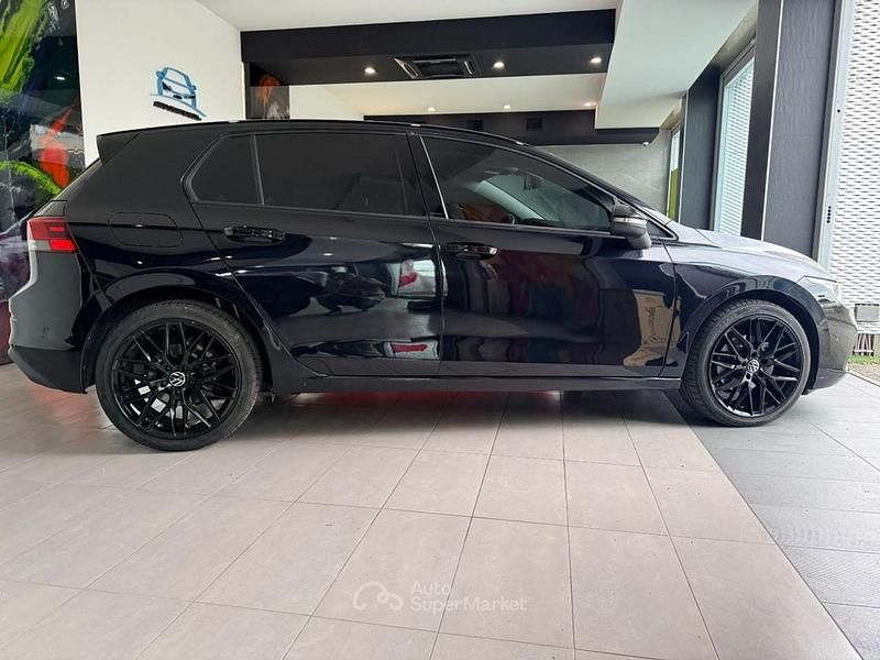 Begagnad VW Golf VIII Life 110 HK (80 kW) 2021 Svart Sedan