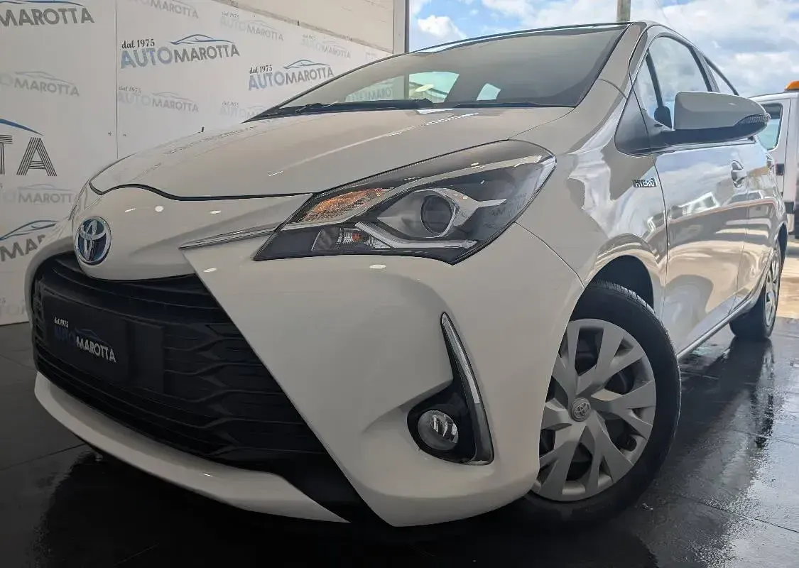 Usata Toyota Yaris Hybrid Active 73 CV (53 kW) 2018 Bianco Berlina