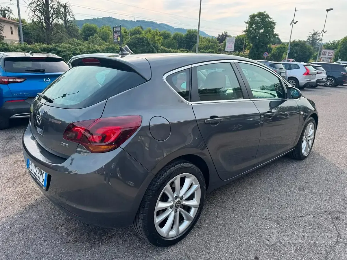 Usata Opel Astra Cosmo 165 CV (121 kW) 2012 Grigio Berlina