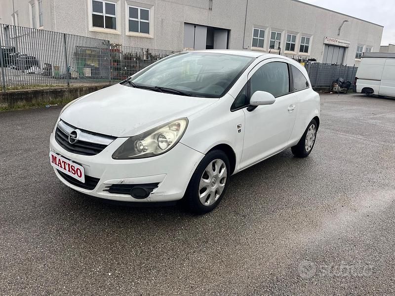 Bianco Usata 2010 Opel Corsa Tre volumi | 1990 € (Super prezzo) - Immagine 1/4