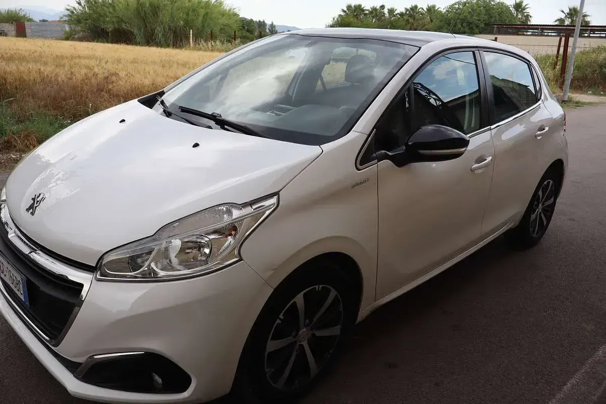 Usata Peugeot 208 Active 102 CV (75 kW) 2020 Bianco Utilitaria