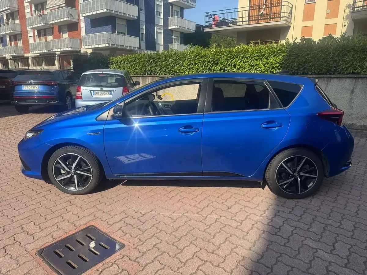 Usata Toyota Auris Hybrid Edition 99 CV (72 kW) 2018 Blu/azzurro Berlina