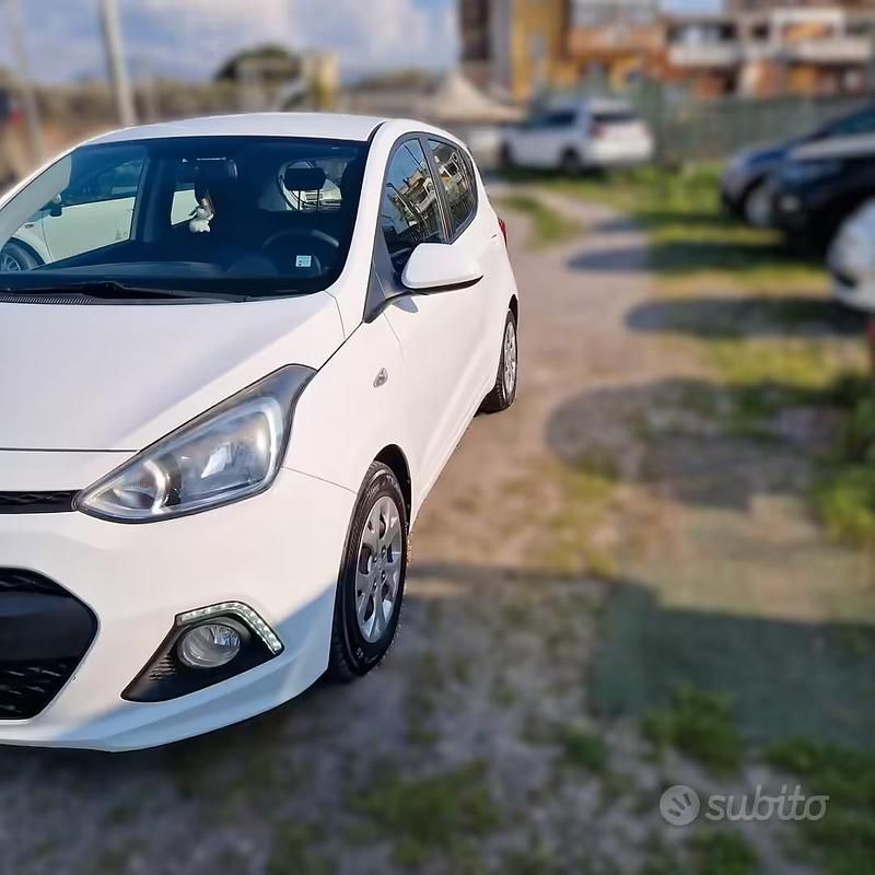 Usata Hyundai i10 69 CV (50 kW) 2015 Bianco Utilitaria