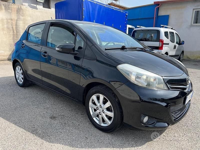 Usata Toyota Yaris 69 CV (50 kW) 2012 Nero Utilitaria