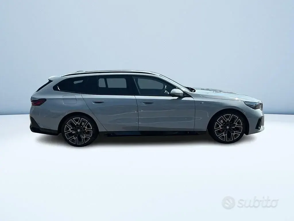 Usata BMW 520 M Sport 197 CV (144 kW) 2024 Grigio metallizzato Station wagon