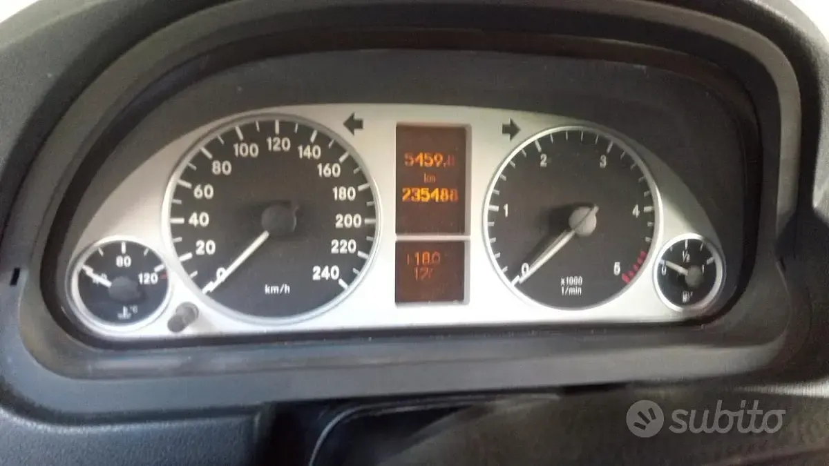 Usata Mercedes B180 109 CV (80 kW) 2006 Grigio Monovolume