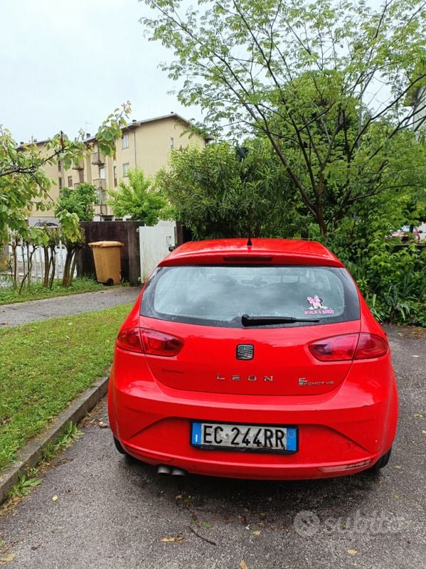 Rosso Usata 2010 Seat Leon Due volumi | 2000 € (Buon prezzo) - Immagine 1/4
