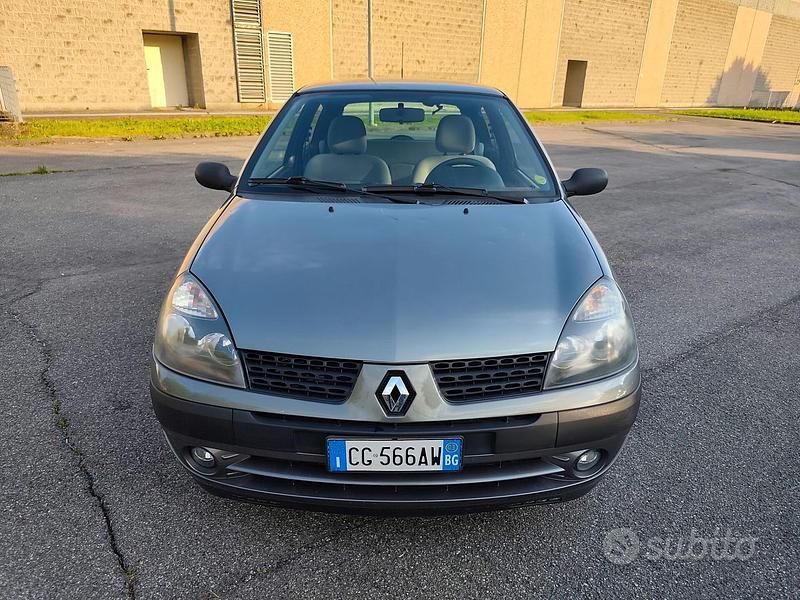 Usata Renault Clio II Dynamique 74 CV (54 kW) 2003 Grigio Berlina