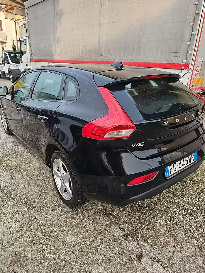 Usado Volvo V40 120 CV (88 kW) 2017 Negro Berlina