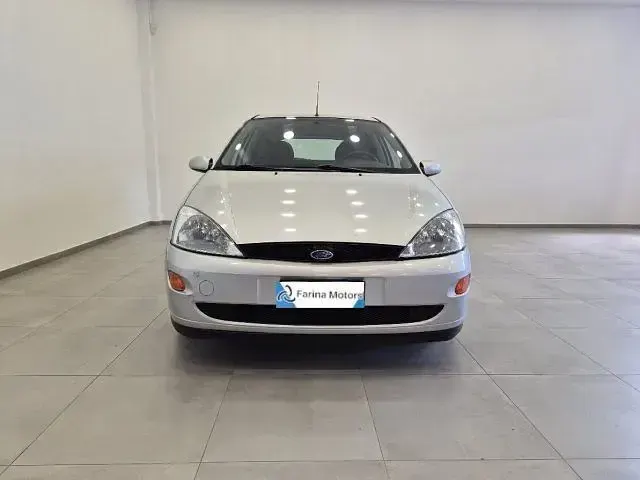 Usata Ford Focus Ambiente 90 CV (66 kW) 2000 Argento Berlina