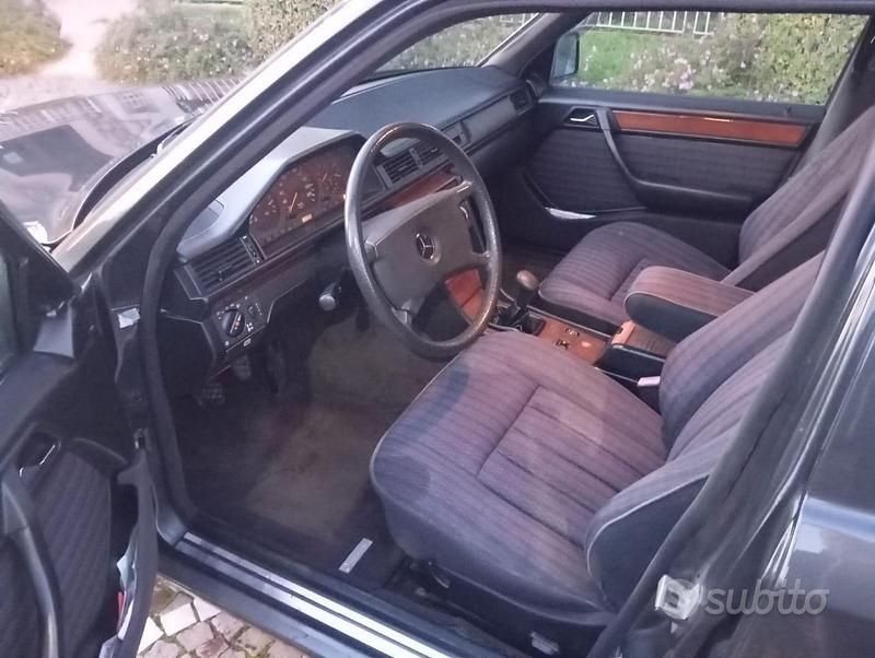 Usata Mercedes E250 1990 Grigio Berlina