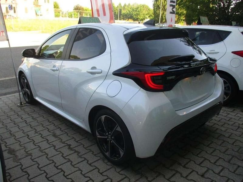 Nuova Toyota Yaris Hybrid Lounge 92 CV (67 kW) 2026 Bianco Berlina