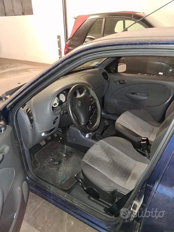 Usata Ford Fiesta Zetec 75 CV (55 kW) 2000 Blu Berlina