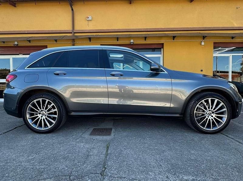Usata Mercedes GLC200 Premium 163 CV (119 kW) 2019 Grigio montagna SUV